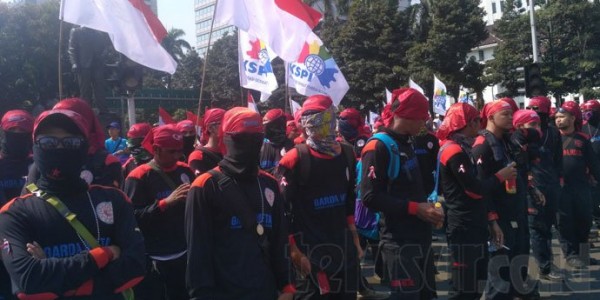 Massa Buruh Kelilingi Patung Kuda