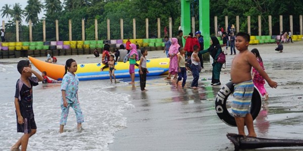 Warga Serbu Pantai Sarang Tiung