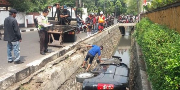Mobil Xenia Masuk Ke Selokan