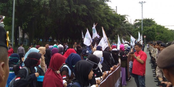 KAMMI Jabodetabek Kepung Markas Pertamina