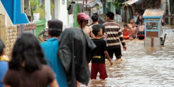 Ciliwung Meluap, Kampung Melayu dan Cawang Dikepung Banjir