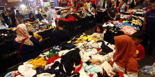 Cuci Gudang di Surabaya, Risma: Mudah-mudahan Usaha Kecil Naik Omsetnya