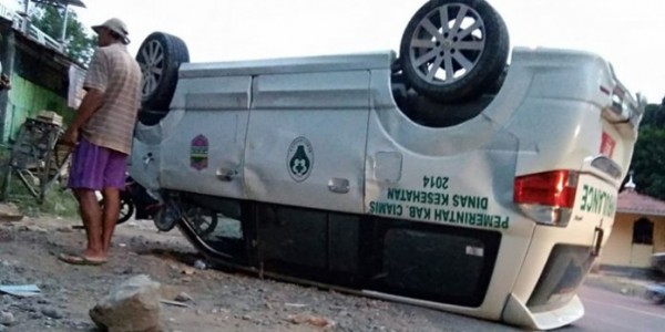 Ambulans Terguling Usai Antar Pasien