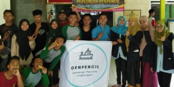Mahasiswa FE Unesa Dirikan Genpencil Guna Kurangi Sampah di Pantai