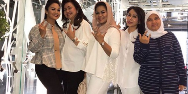 Jadi Caleg PDIP, Krisdayanti Pamer Salam Metal