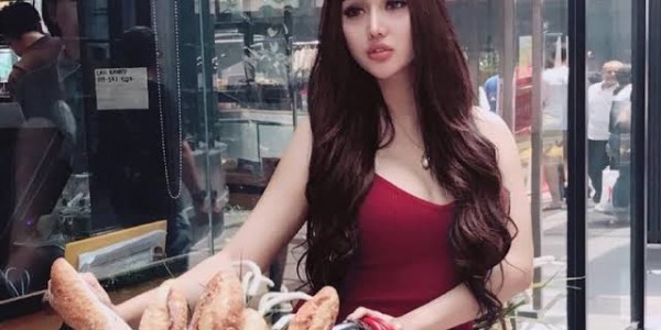 Pedangdut Lucinta Luna: 2019 Salam Dua Jari, Pilih Prabowo-Sandiaga Uno, Mmmuaah!