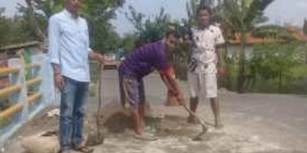 Peduli Keselamatan Warga, Kades Sukabakti Tambal Jembatan Jute