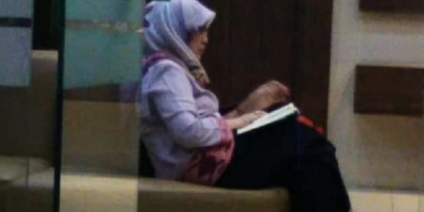 Ada Perempuan Berjilbab Yang Menunggu Eggi Selama Diperiksa, Siapa Dia?