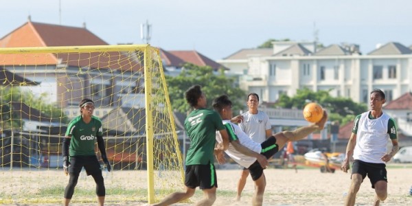 Jelang Turnamen, Timnas Sepak Bola Pantai Matangkan Strategi