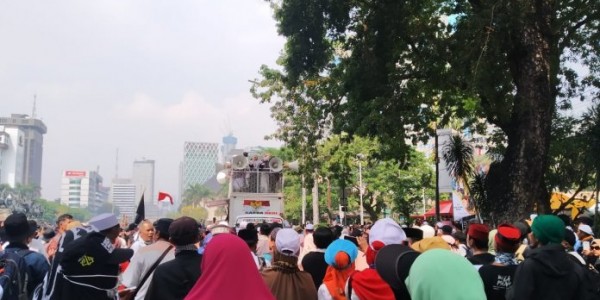 Ratusan massa masih berkumpul di depan sekitaran Monas, depan Patung kuda di Jalan Merdeka, Jakarta.
