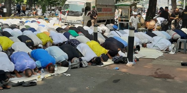 Massa Kawal Sidang MK Gelar Sholat Dzuhur Berjamaah
