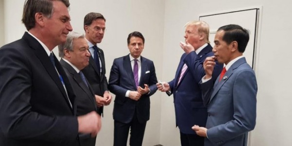 Trump Bagi-bagi Permen ke Jokowi dan Presiden Lain