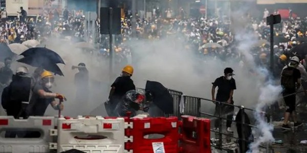 Demo Hong Kong, Pendemo Pecahkan Kaca Gedung Dewan