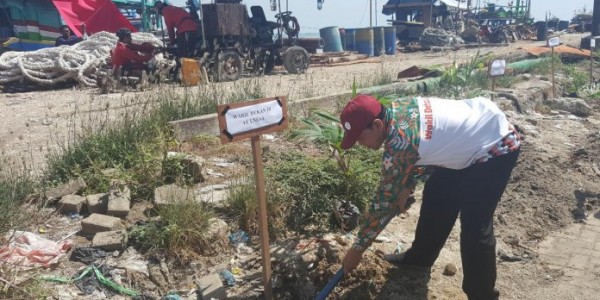 Peduli Lingkungan, PKM-M Unesa Tanam 100 Pohon di Pesisir Pantai Tuban