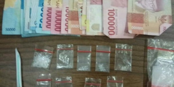 Tiga Pengedar Narkoba Tempel di Tembok Diringkus Polisi