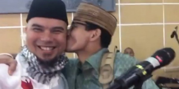 Dicium Sandi, Ahmad Dhani Sebut Itu Kecupan Mesra