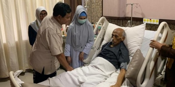 Prabowo Besuk Jenderal Toisutta yang Terbaring Sakit di RSPAD