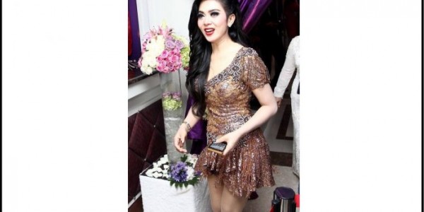 Wow… Syahrini Berenang Tanpa Bikini