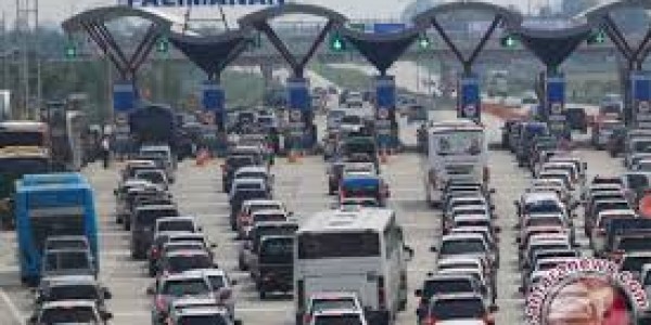 Arus Mudik di Tol Japek Alami Penumpukan Kendaraan