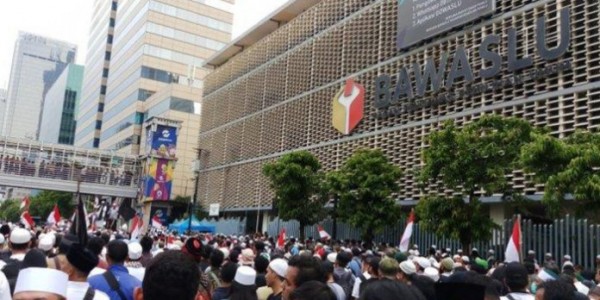 Seorang Provokator Suruh Anak Kecil Lempar Kembang Api, Langsung Diamankan Massa Aksi
