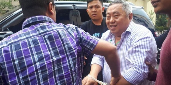 Lieus Sungkharisma Tiba Di Polda Metro Dengan Tangan Diborgol