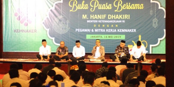 Hanif Dhakiri Bagikan 1000 Paket Ramadhan