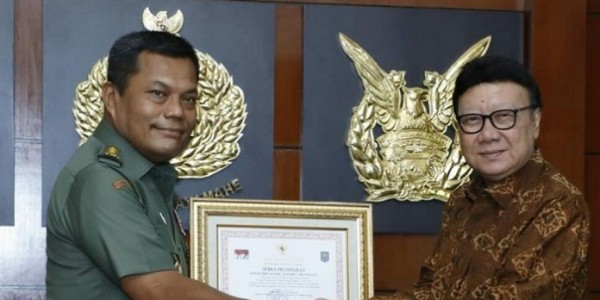 Mendagri Berikan Piagam Penghargaan Kepada 3 TNI yang Gugur Amankan Pemilu