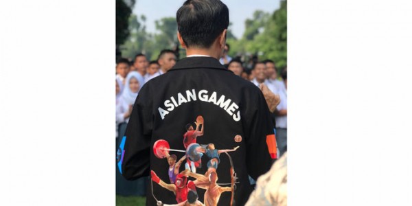 Presiden Pamer Jaket Depan Anak SMA
