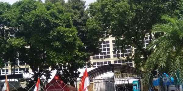 Sambut Demo, Kawat Berduri Dipasang Rapi Depan Kantor KPU