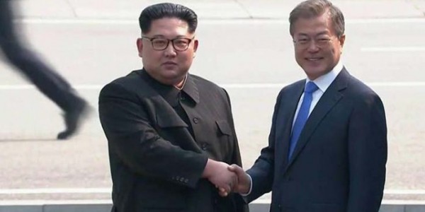 Senyum dan Jabat Tangan Awali Pertemuan Bersejarah