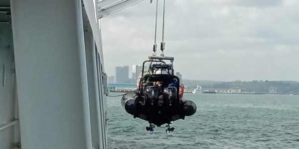 Indonesian Coast Guard dan USCG Evakuasi Korban di Laut