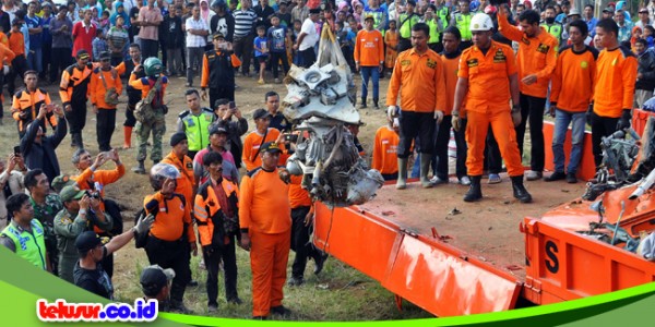 Puing Helikopter Nahas Milik Basarnas Diangkut ke Jakarta