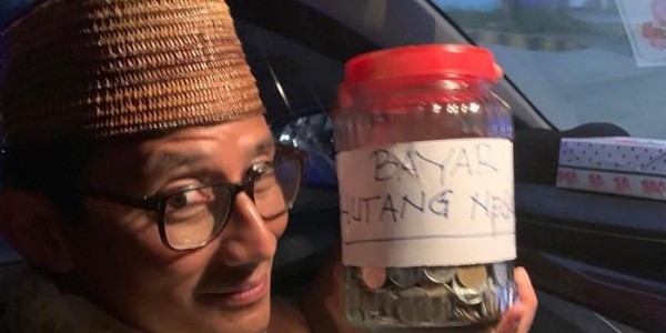 Sandi Diberi Setoples Uang Recehan Buat Bayar Utang Negara