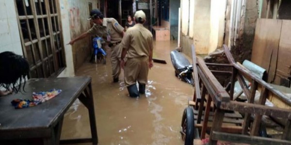 Kampung Melayu Banjir, Warga Diminta Waspada