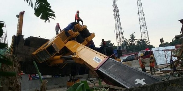 Crane Jatuh, Empat Orang Tewas