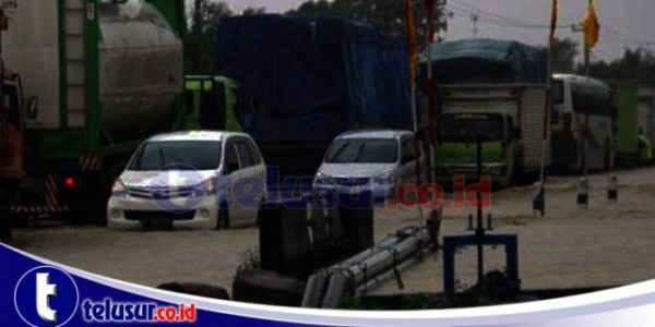Macet Parah di Jalur Pantura Kudus, Hingga Malam Ini Banjir Belum Surut