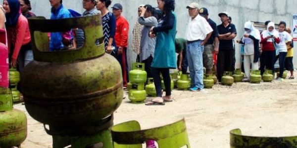 Agar Dapur Tetap Ngebul, Warga Rela Antre Gas 3 Kg