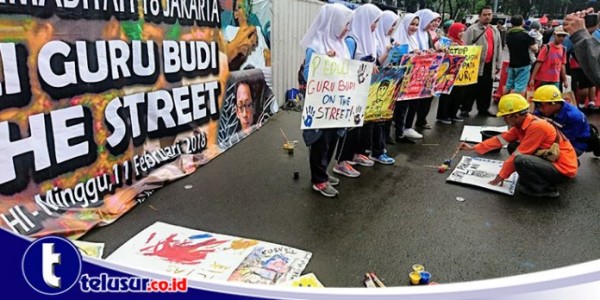 Prihatin Terhadap Guru Budi, Anak-Anak SMA Melukis Di Pinggir Jalan