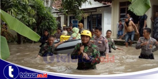 Banjir Bandang Terjang Brebes, TNI AD Gunakan LCR Evakuasi Warga