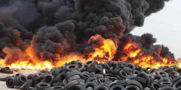 Petugas Jinakan Api di Tanah Abang