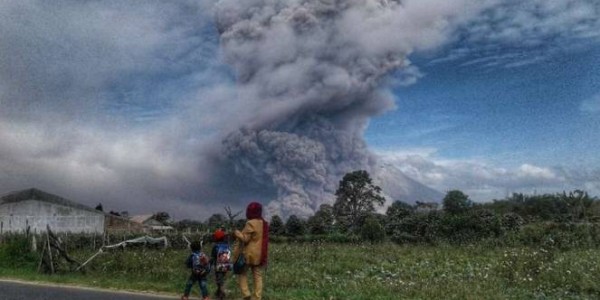 Gunung Sinabung Semburkan Awan Panas Hingga 5.000 Meter