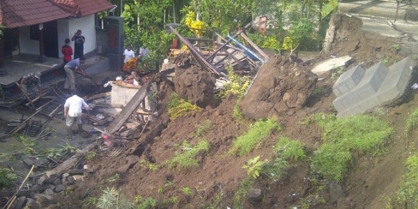 Sembilan Jiwa Mengungsi Akibat Longsor