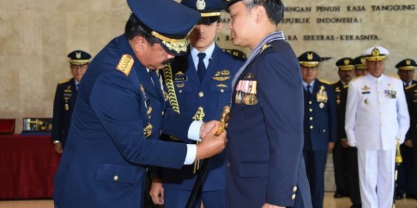 Panglima TNI Sematkan Bintang Swa Bhuana Paksa Utama Kepada Mantan Kasau Singapura