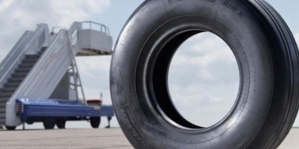 Duar… Ban Belakang Pesawat Cargo Pecah