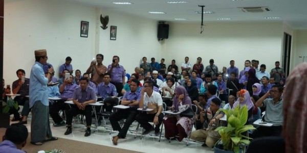 Datang ke PT Pismatex, Sandi: Saya Doang yang Pakai Sarung