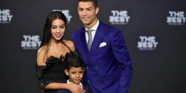 Manjakan Sang Kekasih, Ronaldo Sewa Kapal Pesiar dan Helikopter