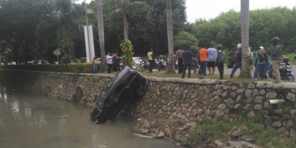 Ngantuk, Mobil Taksi Online Tercebur Kali
