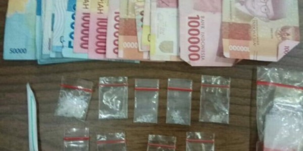 Polisi Dilempari Batu Saat Lakukan Penggerebekan Narkoba di Kampung Ambon
