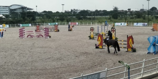 Keren-keren Loh! Kompetisi Berkuda di Equestrian Park Pulo Mas