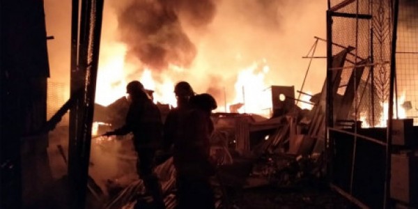 Kebakaran di Jalan Raya Rawa Sumur Berhasil Dipadamkan